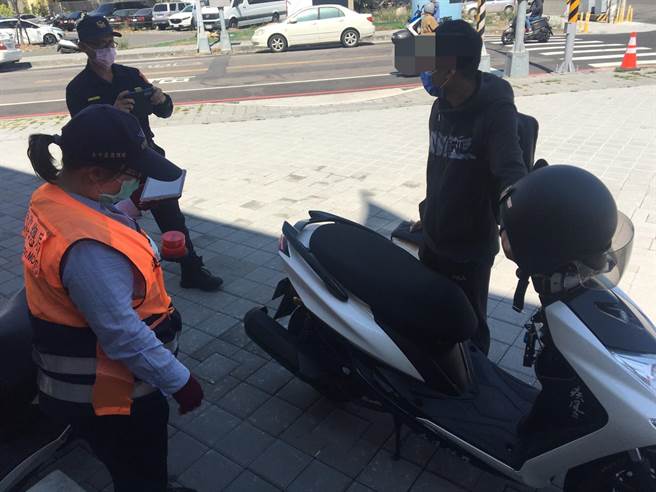 彰化警分局结合彰化监理站及彰化县环境保护局，过滤清查后通知40部汽车、12部机车接受「违规改装车辆临时集中检验」，开罚改装、变更车体及设备共计12件、噪音超标4件，还有两名无照驾驶。（彰化警分局提供／吴敏菁彰化传真）