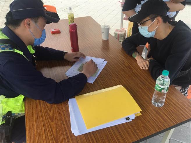 彰化警分局结合彰化监理站及彰化县环境保护局，过滤清查后通知40部汽车、12部机车接受「违规改装车辆临时集中检验」，开罚改装、变更车体及设备共计12件、噪音超标4件，还有两名无照驾驶。（彰化警分局提供／吴敏菁彰化传真）