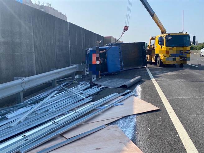 宋男駕駛小客車疑因右後輪爆胎，導致車輛失控撞擊外側護欄後，翻覆於外側路肩，車上載運耐熱板散落外側車道及路肩。（國道警方提供／曹婷婷台南傳真）