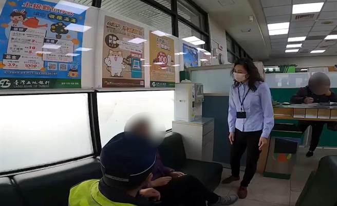 鄧姓婦人日前至新光銀行欲提領2百萬元，向行員稱要修繕房屋，被勸阻疑詐騙，沒想到半個月後她捲土重來，被銀行員察覺有異。（台中市警第三分局提供／張妍溱台中傳真）