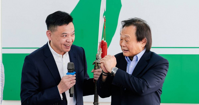 民进党台北市议员洪健益在同党议员王世坚陪同下，前往台北市党部登记参与北市立委初选，将与同党议员许淑华竞争信义区立委提名。（图／报系资料照）