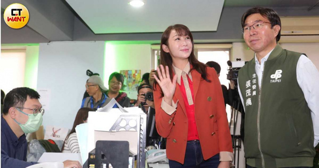 台北市议员许淑华登记参加信义区立委初选，将对上同党议员洪健益，由于该选区没有民进党现任立委，因此不算违反「诚信条款」。（图／CTWANT周志龙摄）