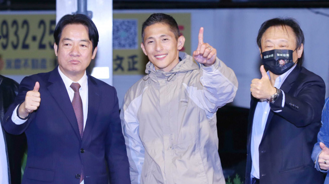 吴怡农补选中山区立委时，副总统赖清德与台北市议员王世坚都出席相挺；虽然吴已宣告不选2024，但王世坚仍以「支持吴宜农经营中山区」为由，违背赖提出的「诚信条款」，执意参选士林大同立委。（图／报系资料照）