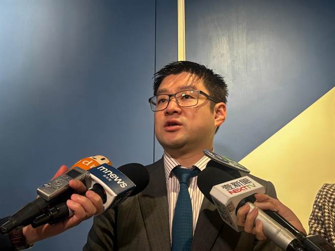 北市议员徐弘庭今上午现身台北市党部，并完成第8选区初选登记，也代表将2次挑战现任同党立委赖士葆。（陈薏云摄）