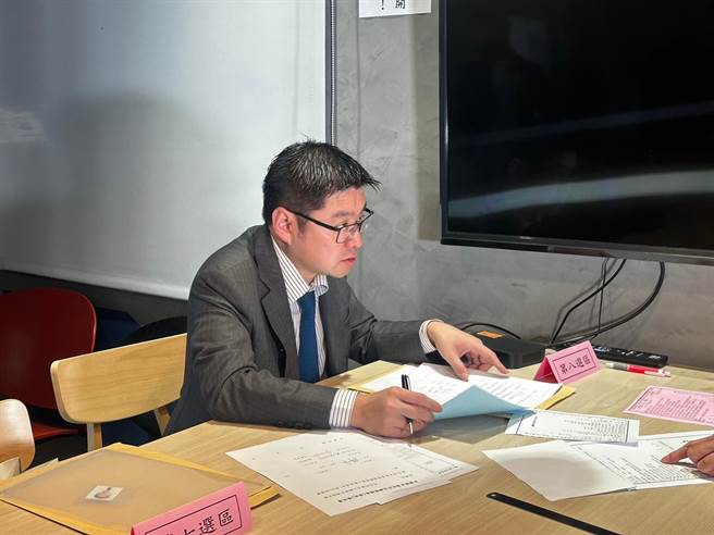 北市议员徐弘庭今上午现身台北市党部，并完成第8选区初选登记，也代表将2次挑战现任同党立委赖士葆。（陈薏云摄）