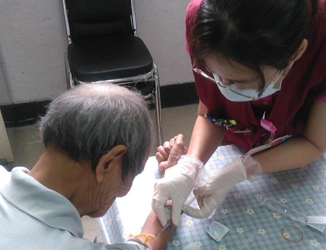 新北市投入资源对于结核病高风险族群如接触者、长照机构住民、洗肾病友、糖尿病友或新住民等进行筛检。（新北市卫生局提供）