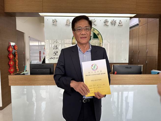 民进党籍嘉义县议员黄荣利，24日上午到县党部登记嘉县海区立委党内初选。（邱显诚 摄）