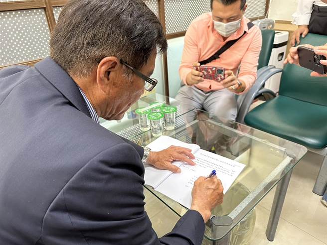 县议员黄荣利（左）签署参选文件，正式投入民进党嘉县海区立委党内初选。（邱显诚 摄）