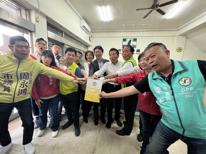 台中市议员江肇国在多名议员陪同下，到民进党台中市党部完成初选登记。(林欣仪摄)