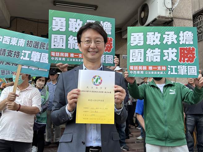 台中市议员江肇国在多名议员陪同下，到民进党台中市党部完成初选登记。(林欣仪摄)