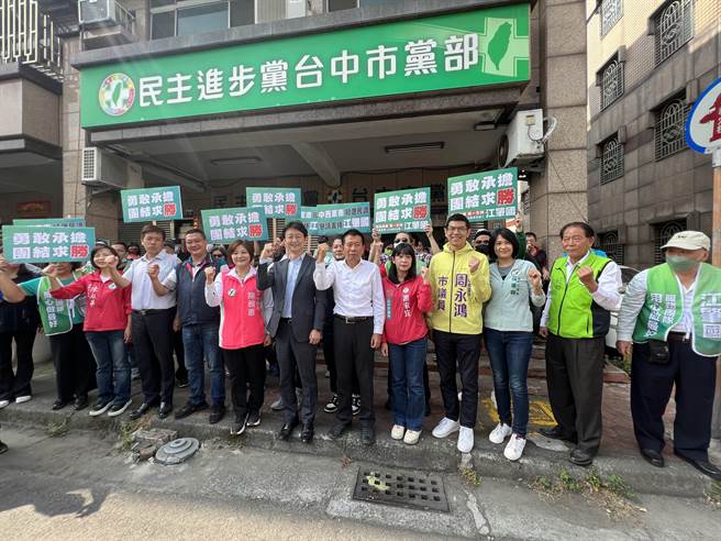 台中市议员江肇国在多名议员陪同下，到民进党台中市党部完成初选登记，现场高喊「冻蒜」。(林欣仪摄)