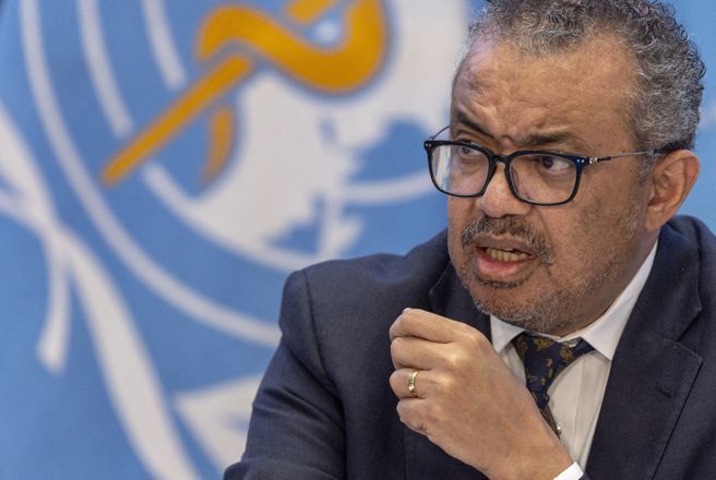 世卫秘书长谭德塞（Tedros Adhanom Ghebreyesus）在记者会中表示，指称协议将把权力让渡给世卫的说法完全错误。这是假消息。协议内容将由各国决定。(图/路透社)