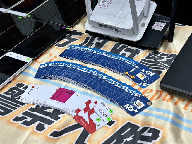 警方查获一迭人头电话卡。（崔正纲摄）