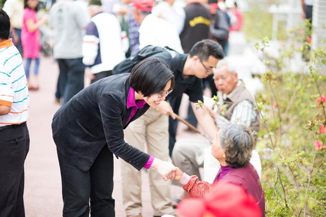前立委徐欣莹宣布投入参选新竹县第1选区立委，将与林为洲竞争。（撷自徐欣莹脸书／邱立雅竹县传真）