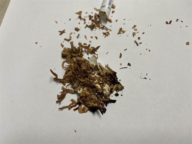 高雄25岁杨姓男子与24岁的陈姓男子22日晚间大摇大摆的边骑车边抽K菸。（高市凤山分局提供／杨舒婷高雄传真）