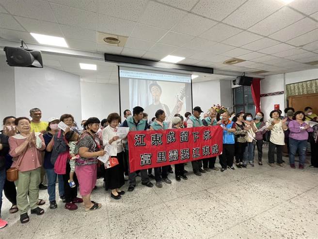 今天富里乡就职典礼结束确定要补选，地方乡亲到场拉起布条高喊「江东成留下来、富里需要江东成」。（王志伟摄）