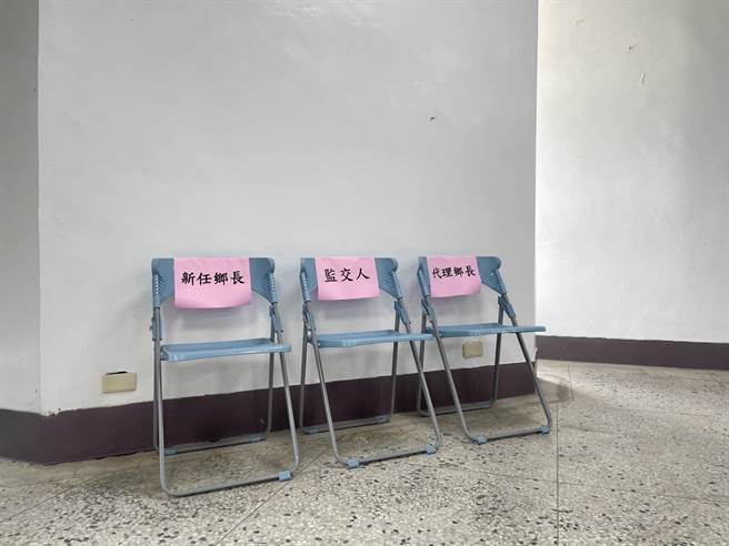 花莲富里乡长当选人张容榕今天仍未现身，现场备妥乡长位置「等呒人」。（王志伟摄）