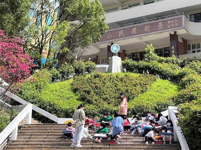 景新国小校门口蜿蜒的「八角梯」是学生上下学必经之路。（新北市教育局提供）