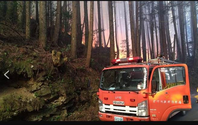 大鹿林道森林大火目前火势已控制住，但观雾国家森林游乐区游客中心停电缺水，建议民眾非必要暂不要前往。（新竹县消防局提供／邱立雅竹县传真）