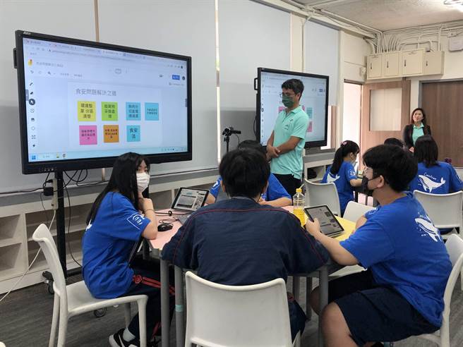 中山国中运用酷课云搭建学习鹰架，让学生分组讨论并发表想法。（张芷瑜摄）