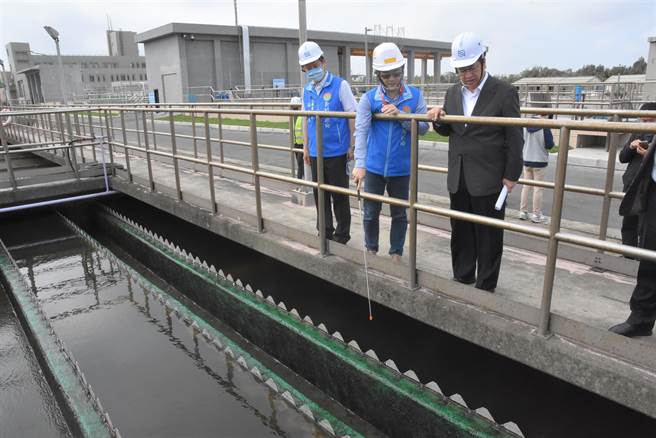 新竹县长杨文科（右一）24日前往竹北水资源中心视察，了解目前回收水利用状况。（邱立雅摄）
