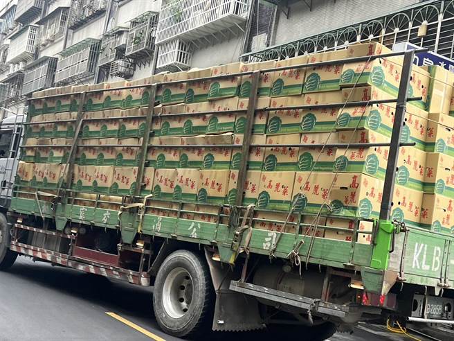 5000颗高丽菜上午从云林送抵板桥。（林煌益提供）