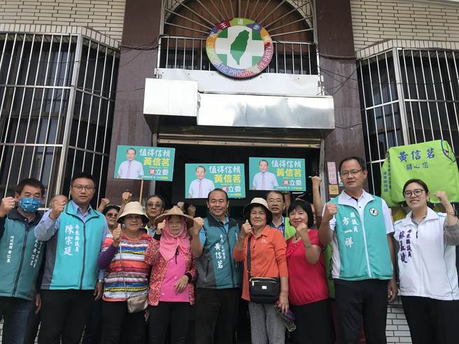 民进党立委党内初选登记最后一天，已领表的屏东县议员方一祥经苏嘉全协调下，让贤黄信茗登记。（谢佳潾摄）