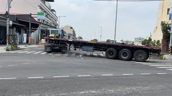 一辆大货车从154乙线右转斗六二路撞上2老妇人双载的单车。（民眾提供）