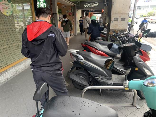 目前有开放骑楼合法停车的路段之一，基隆义一路星巴克店面前。（徐佑升摄）