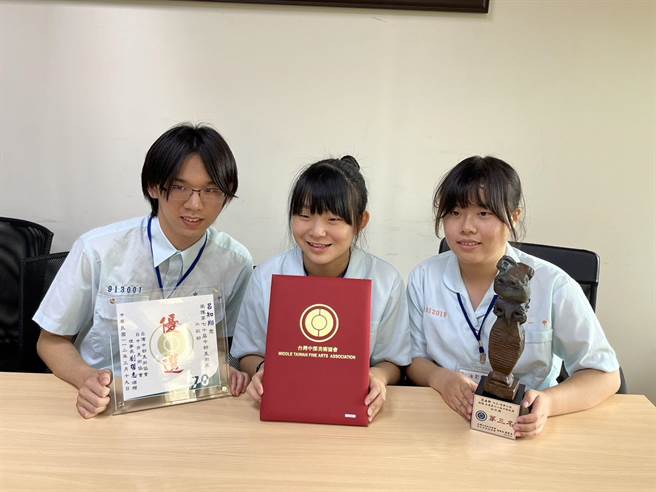 台中一中高三美术班学生吕知翔（左）、高二美术班学生锺侑颖（中）高二美术班学生范庭轩（右）3人于校内号称新世代「台展三少年」。（中一中提供／张妍溱台中传真）