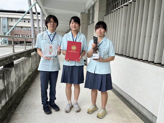 台中一中高三美术班学生吕知翔（左）、高二美术班学生锺侑颖（中）高二美术班学生范庭轩（右）3人于校内号称新世代「台展三少年」。（中一中提供／张妍溱台中传真）