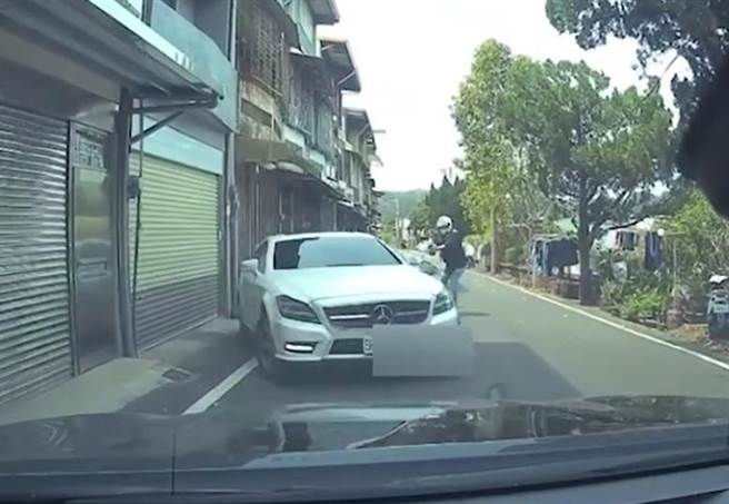 林姓嫌犯拒捕後遭警連開3槍仍企圖衝撞警車。（警方提供／邱立雅竹縣傳真）