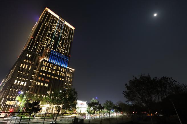 高雄万豪酒店3／25响应「地球关灯」这个全球最具指标性的自发性环保活动。（高雄万豪提供）