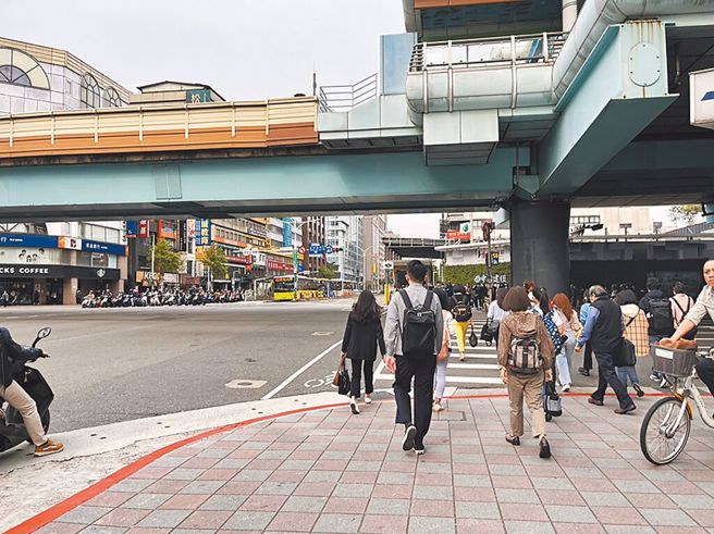 去年整体交通事故死亡人数3085人仍高居不下，且比前一年的2962人还增加了4.2％。（本报资料照）