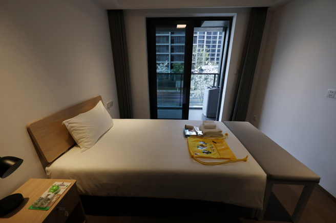 杭州亚运选手村开箱，单人床基本款是120公分x200公分，若有身高超过200公分的选手，可以申请延展约40公分。（中华奥会提供）