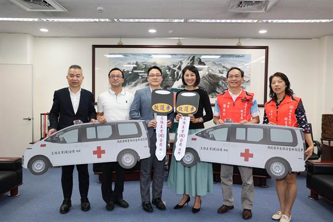 三阳工业发挥「助人最乐、服务最乐」的精神，24日捐助南投县府2辆救护车及随车救护器材。（杨静茹摄）