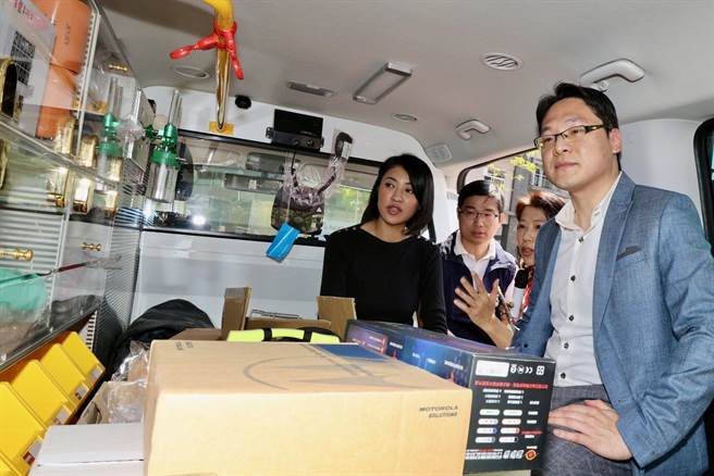 三阳工业捐赠救护车，为南投县长许淑华讲述随车救护器材及配备。（杨静茹摄）