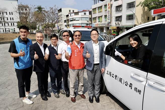 南投县长许淑华体验三阳工业所捐赠救护车性能，感谢其义举，提升偏乡紧急医疗服务品质。（杨静茹摄）