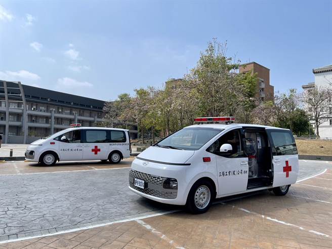 三阳工业将旗舰商旅车款「Hyundai Staria」改装成救护车，并周延车内医护配备，2辆造价约500万元。（杨静茹摄）