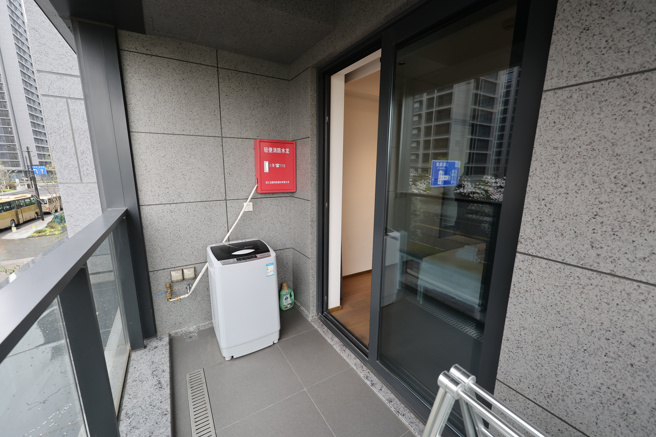 杭州亚运选手村房内都配置洗衣机。（中华奥会提供）