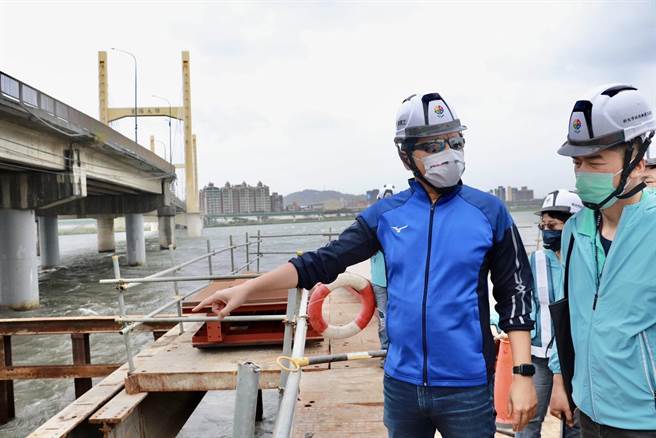 新北市副市长朱惕之昨前往视察工程进度。（工务局提供）