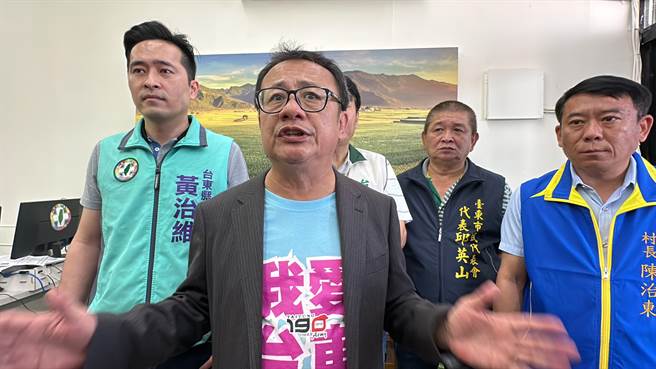 前立委赖坤成（左二）筹措75万元赶在今天上午到民进党台东县党部完成立委初选登记。（蔡旻妤摄）