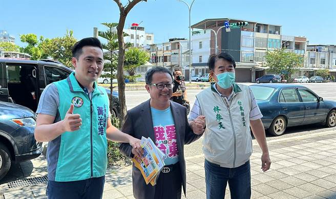 前立委赖坤成今天上午到民进党台东县党部完成登记，获地方政坛支持。（蔡旻妤摄）