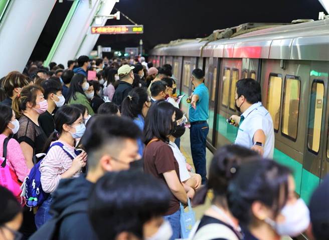 高捷公司备战4月1日张惠妹、五月天、大港开唱3场演唱会，已规画班次加密备战人潮。（高捷公司提供／崔正纲高雄传真）