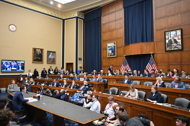 美国国会议员表示，周受资在中国相关议题和针对孩童的内容方面，回答多所迴避，民主党籍联邦眾议员卡德纳斯（Tony Cardenas）谈到周受资在整场听证会的答覆时，更说他「善以言辞闪躲问题」。(图/中新社)