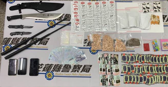 花蓮警方查獲明仁會花蓮分會邱男等5名成員涉毒品黑吃黑，起獲刀械、毒品等違法物品。（花蓮警分局提供）