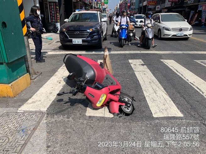 机车车头就卡在坑洞中。（翻摄照片／高雄洪靖宜传真）