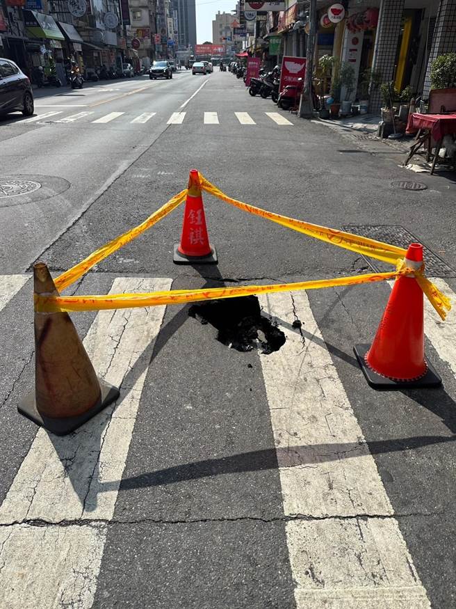 警方于现场拉起封锁线。（翻摄照片／高雄洪靖宜传真）