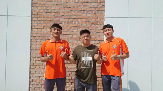 指导老师张文德(中)与录取国立屏东科大的林憨少淇(左)、周沐(右)合影