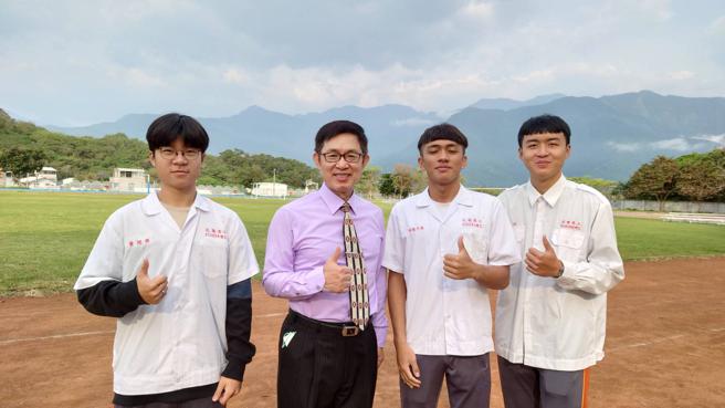 校长黄鸿颖与技优保送录取同学开心合影